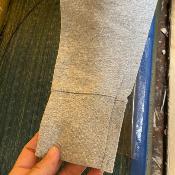 6️⃣5️⃣0️⃣ Guess Sweatshirts. Size - M - Picture 9 of 10